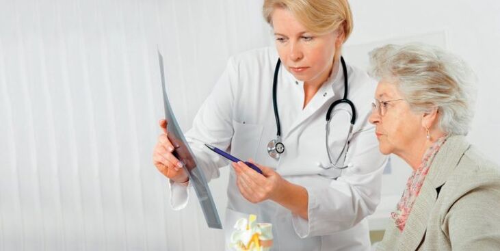 zdravnik predpisuje zdravljenje bolečine v spodnjem delu hrbta